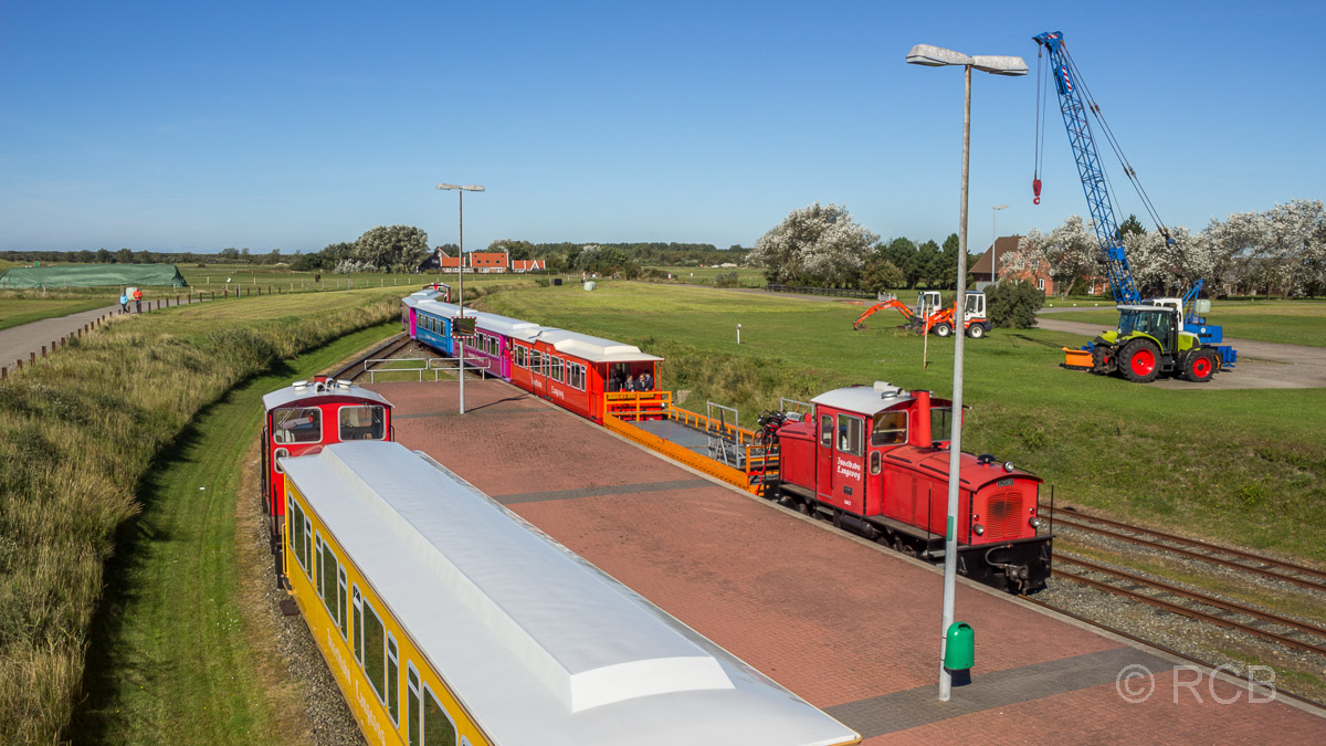 Inselbahn im Hafen von Langeoog