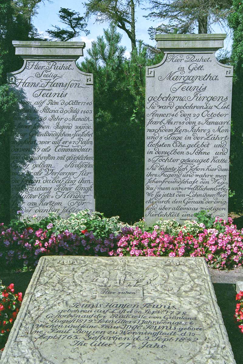 Grabsteine mit Geschichte auf dem Friedhof in Keitum