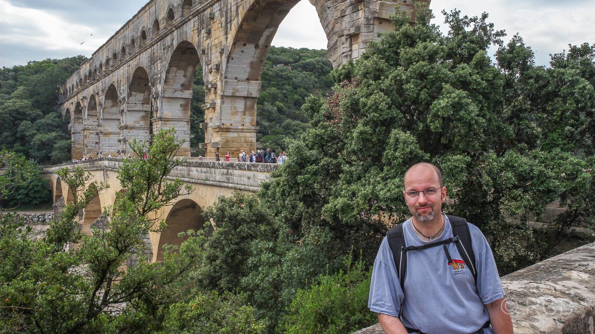 Mann vor dem Pont du Gard