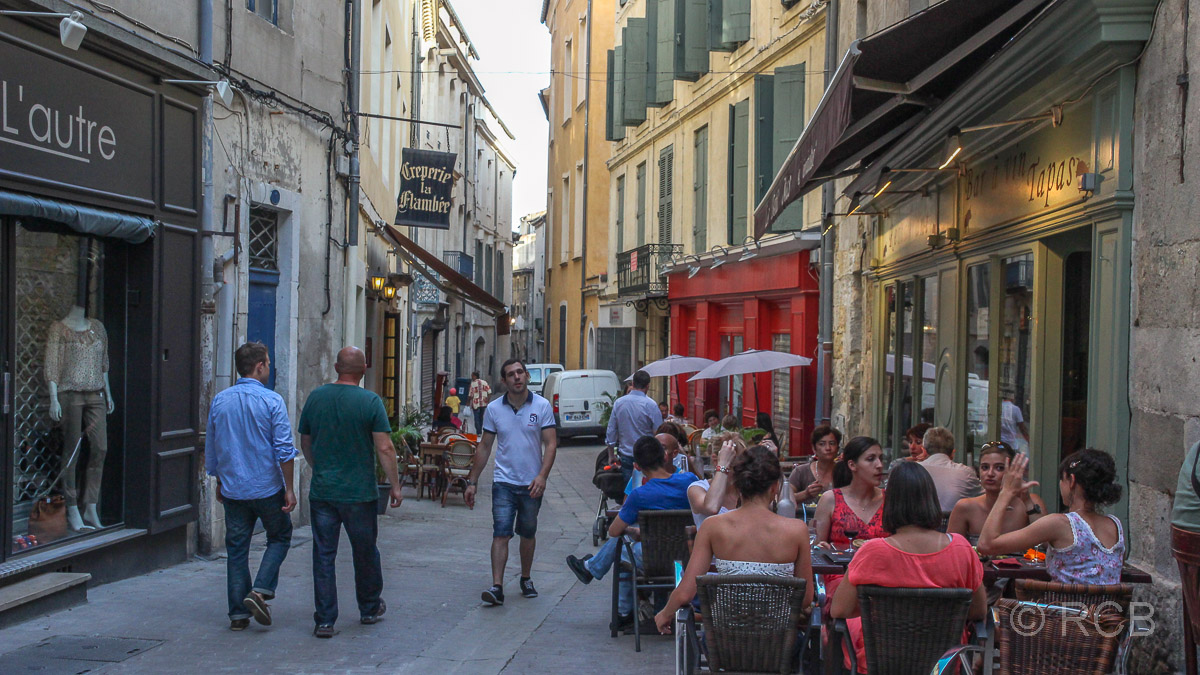 Straßenszene in der Altstadt von Nîmes
