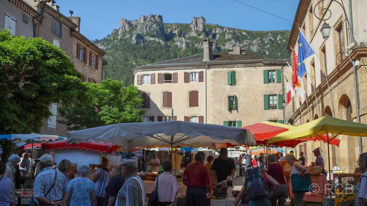 Blick über den Markt von Florac hinauf zum Causse Méjean