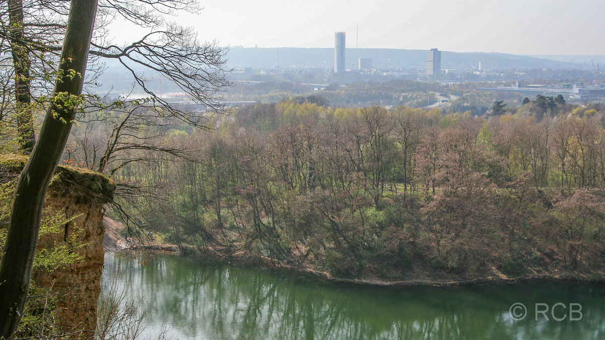 Blick über den Dornheckensee auf Bonn mit Post Tower und "Langem Eugen"