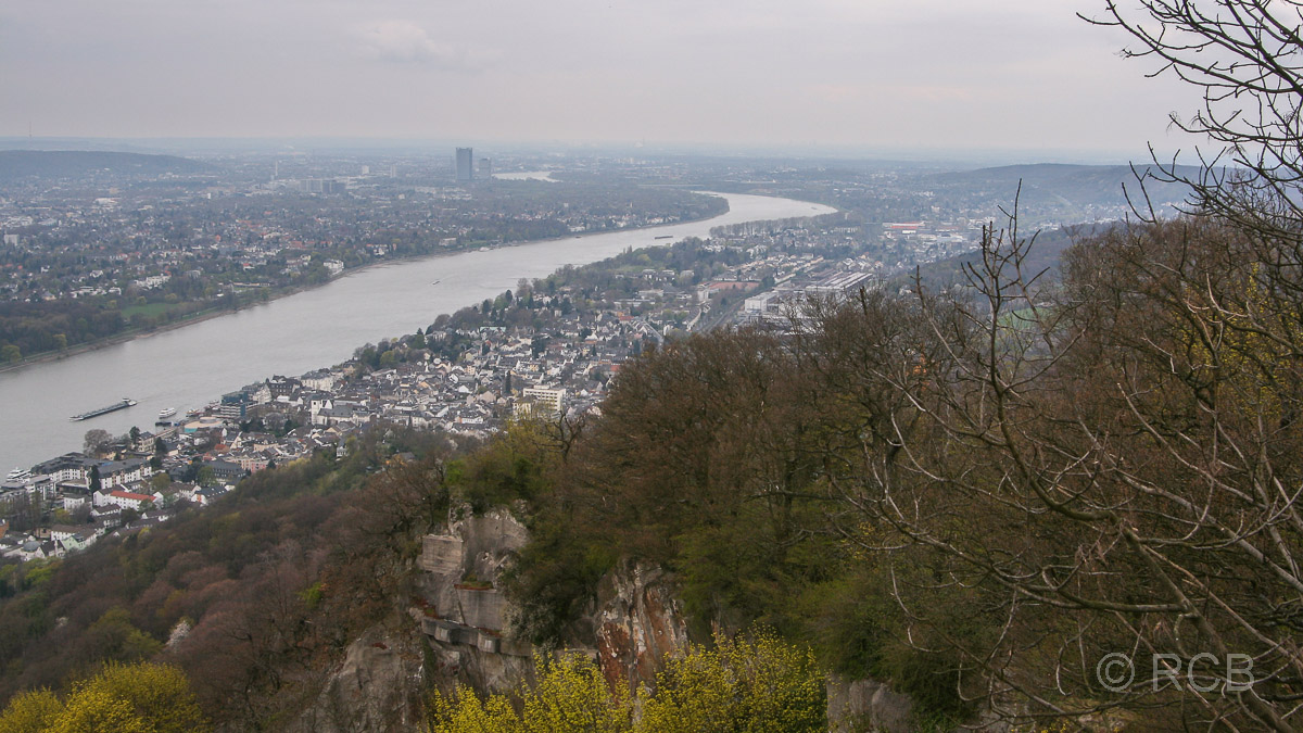 Blick vom Drachenfels auf Königswinter (vorn) und Bonn (hinten)