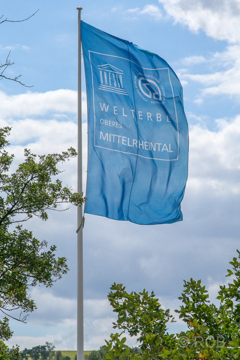 Flagge mit Aufschrift UNESCO-Welterbe Oberes Mittelrheintal