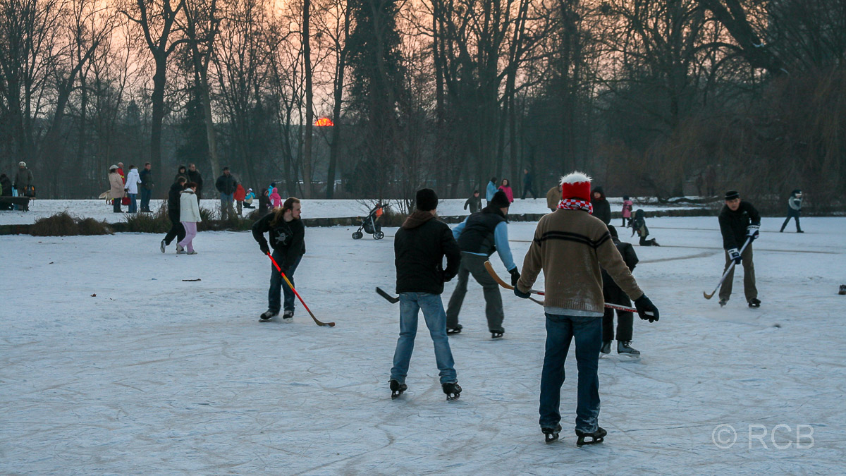 Eishockeyspieler im Schlosspark Biebrich in Wiesbaden