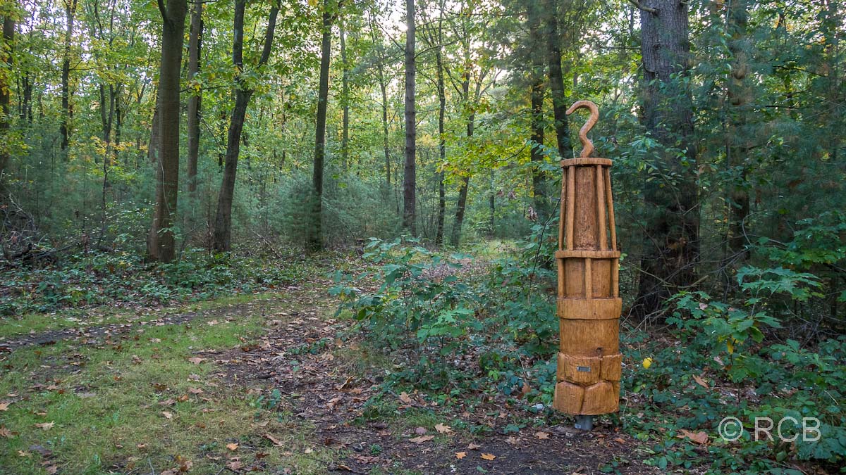 Statue einer Bergmannslaterne, mitten im Wald