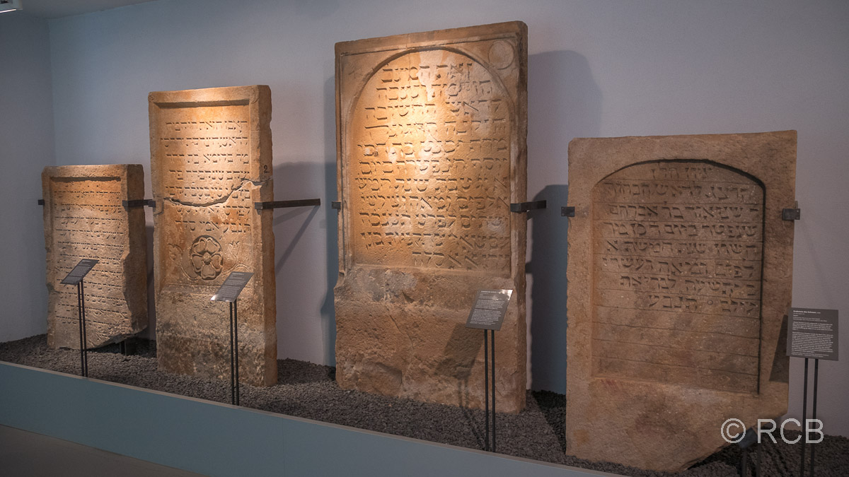 Jüdische Grabsteine im Museum SchPIRA