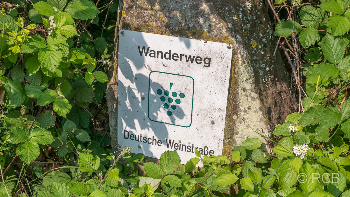 Schild "Wanderweg Deutsche Weinstraße"