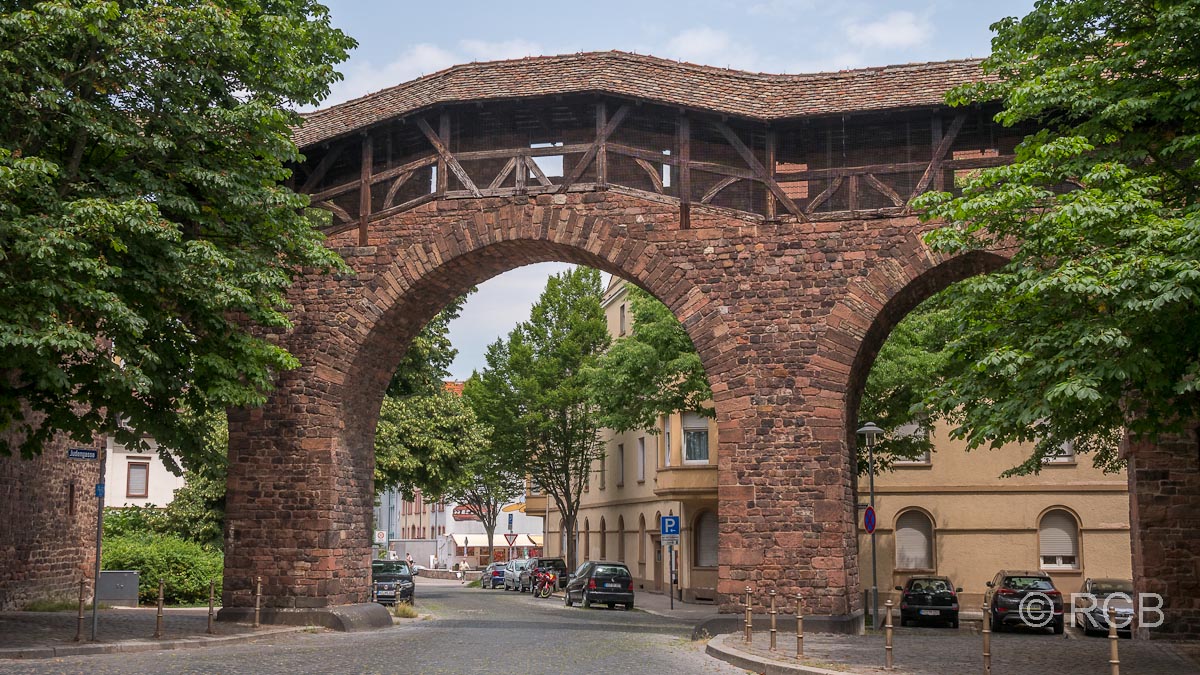 Tor in der historischen Stadtmauer