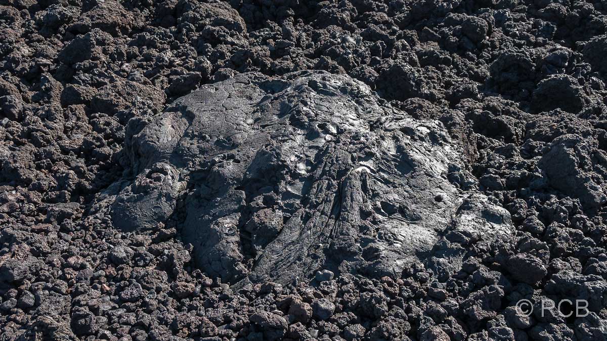 Pahoehoe-Lava inmitten von bröckeligen Lapilli
