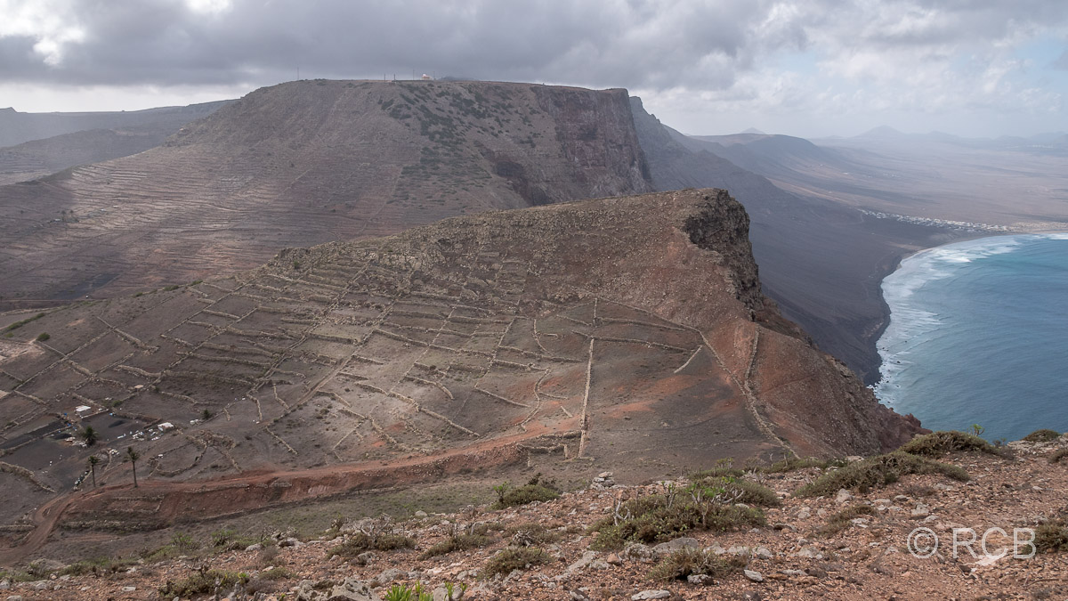 Rückblick über das Famara-Gebirge, ganz oben die Militärstation auf dem Peñas del Chache