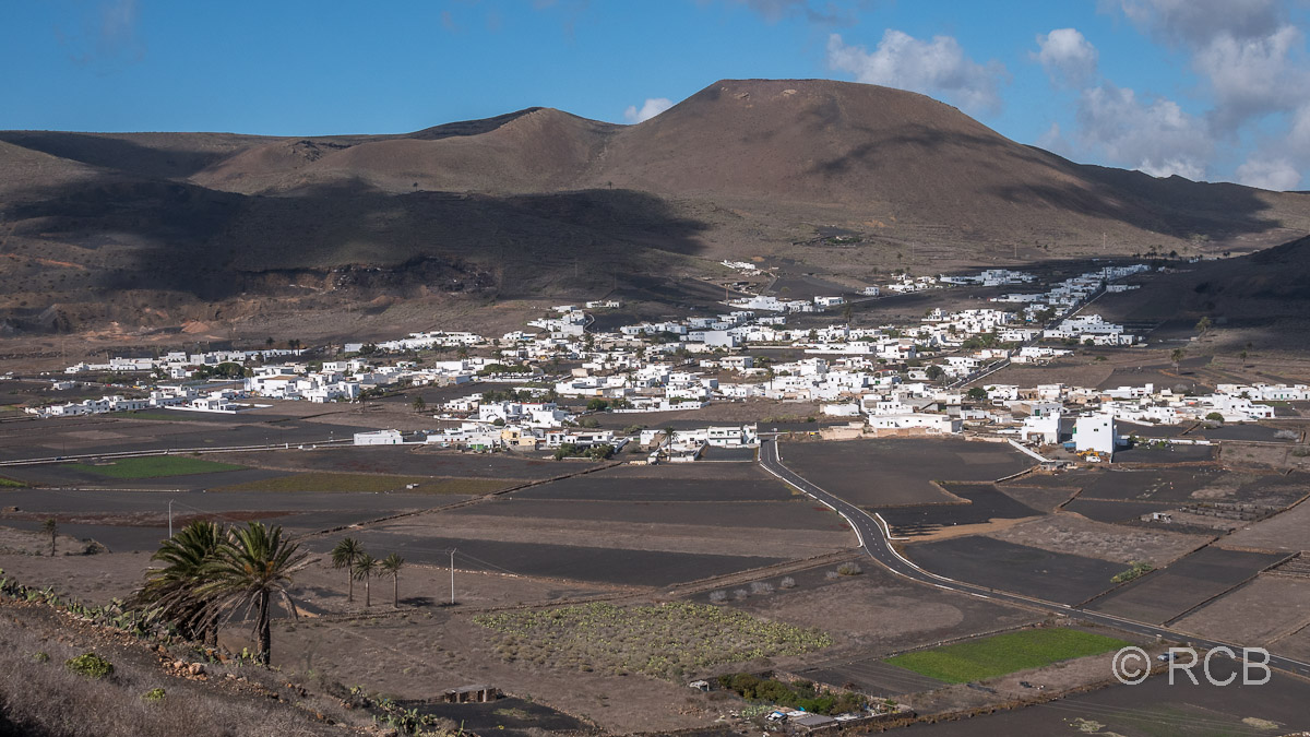 Blick auf Maguez, dahinter der Vulkan Los Helechos
