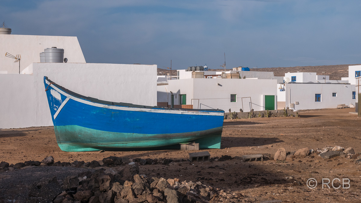 Fischerboot und kubische Häuser in Caleta del Sebo