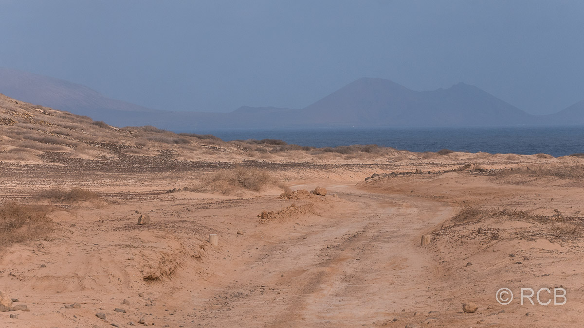 Sandwüste im Nordteil von La Graciosa, in der Ferne die Isla de Alegranza