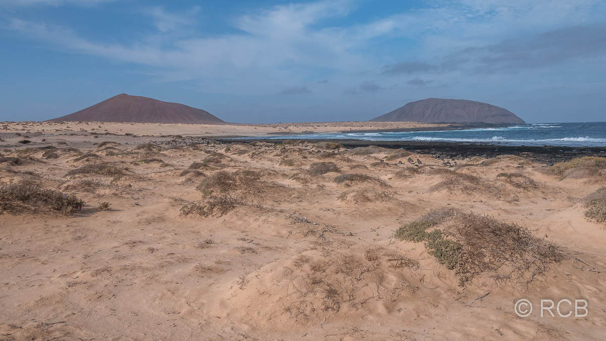 Dünen im Norden von La Graciosa, links hinten die Montaña Bermeja, rechts die Isla de Montaña Clara