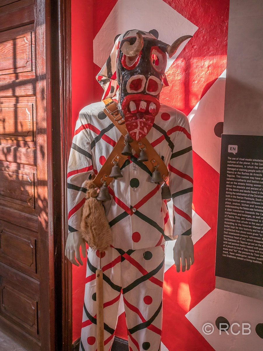 Teguise, Palacio Spinosa, traditionelles Teufelskostüm des lanzarotenischen Karnevals