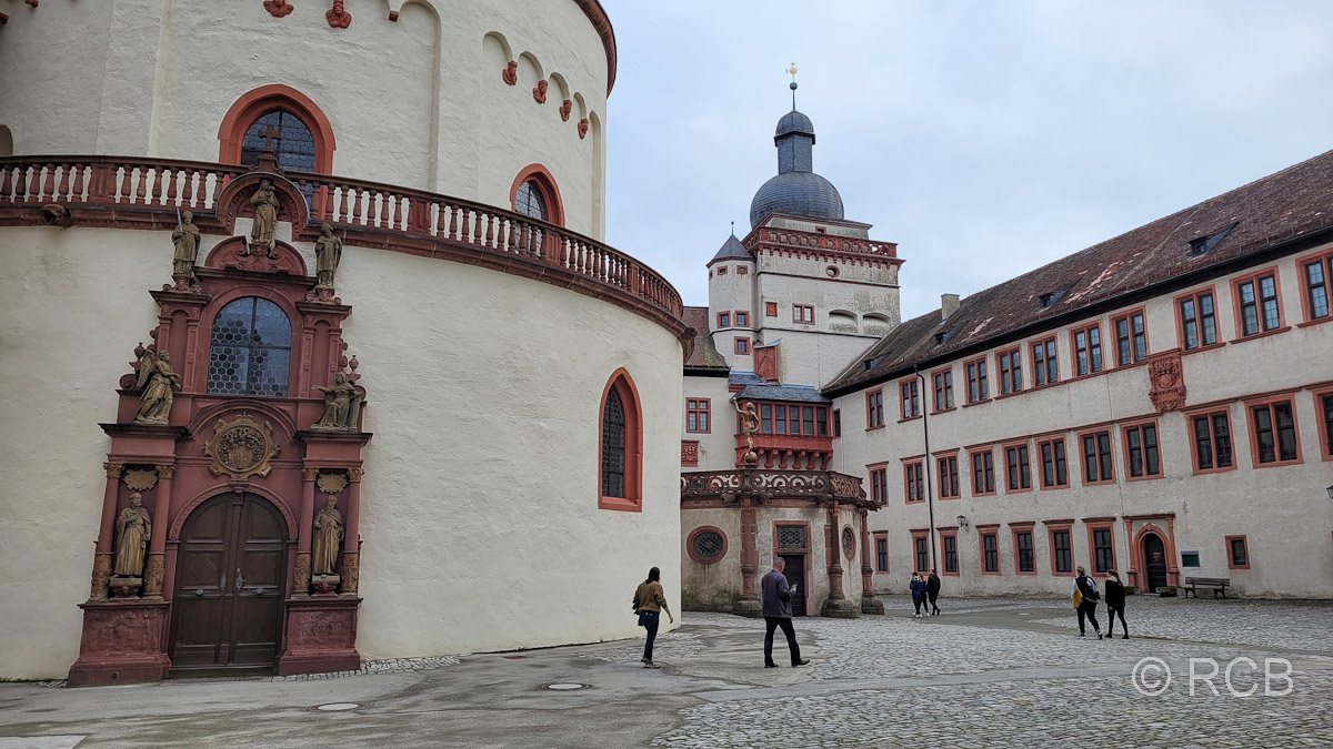 Innerer Hof der Festung mit Marienkirche, Brunnentempel und Sonnenturm