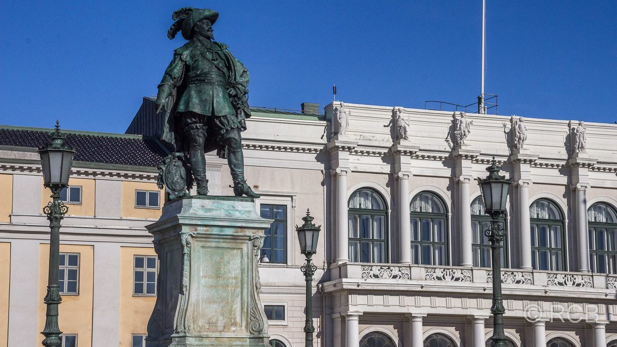 Börse und Gustav Adolf-Denkmal am gleichnamigen Platz