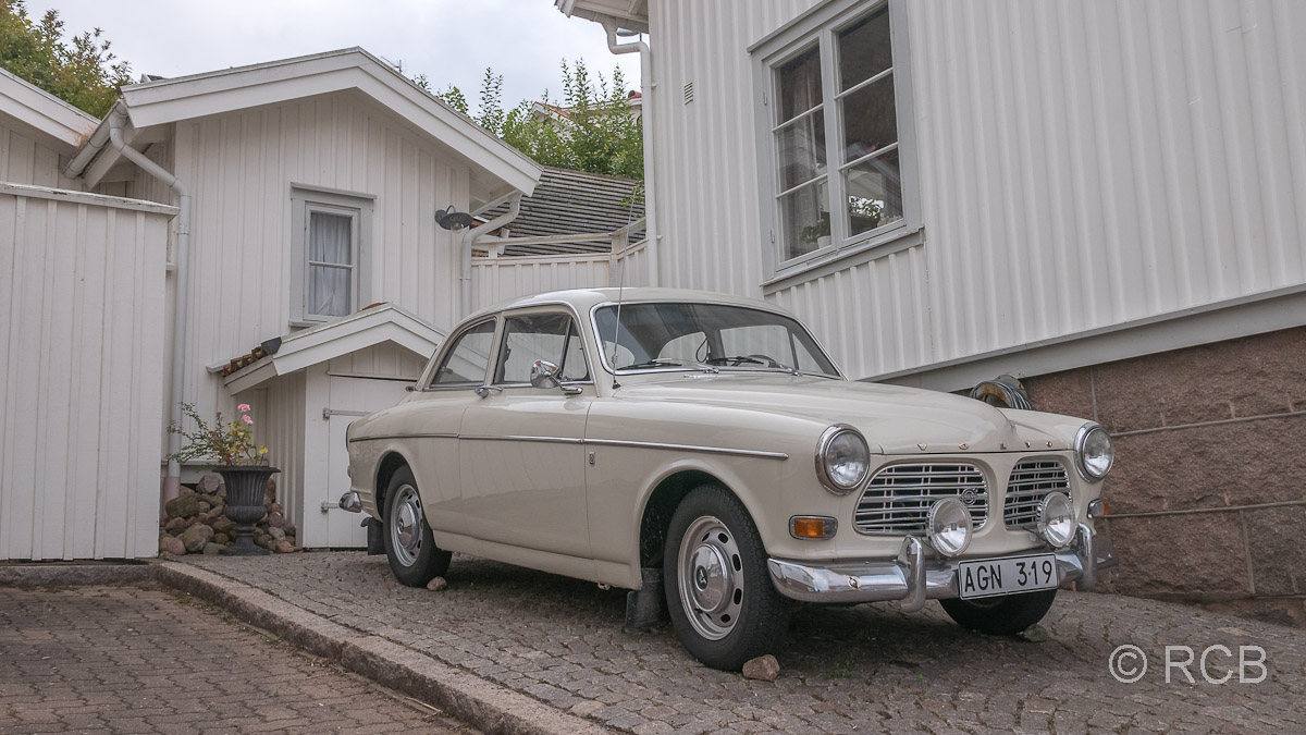 Volvo vor Haus in Schweden