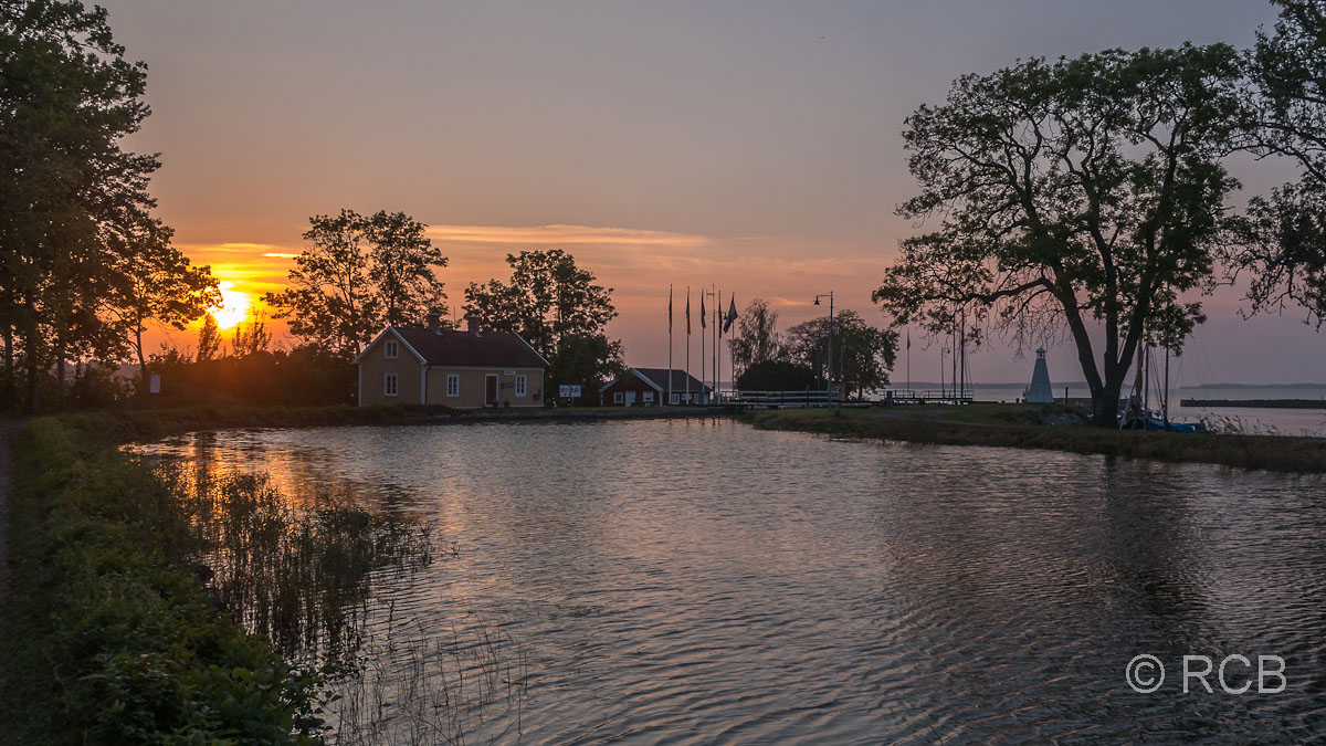 Sonnenuntergang an der Mündung des Götakanals