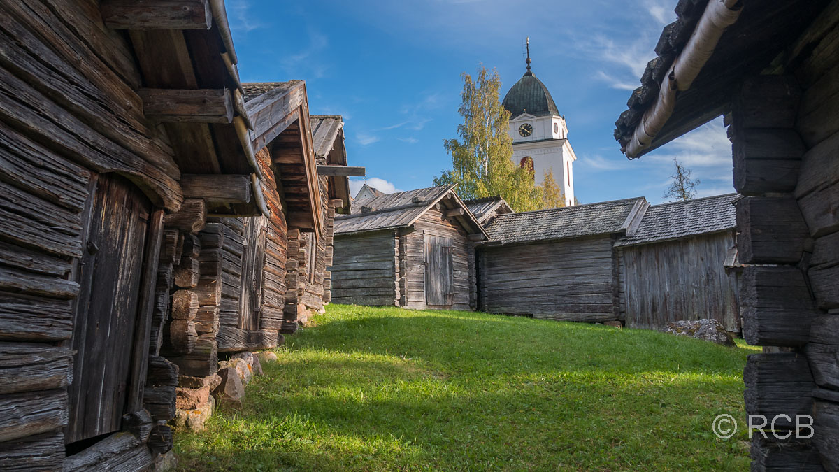 Kirchenställe mit der historischen Kirche von Rättvik