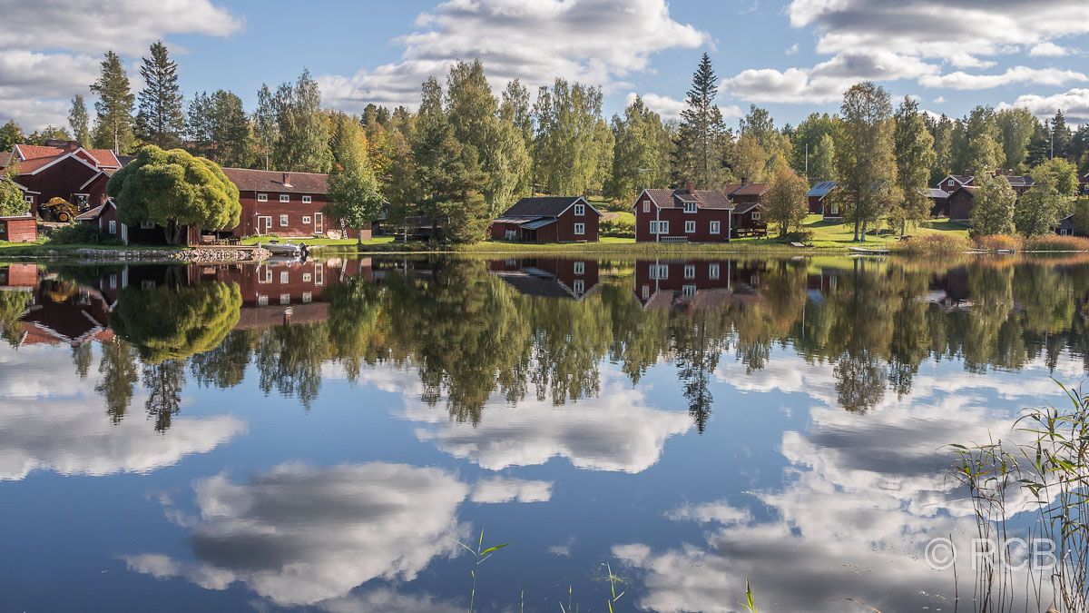 Nedre Gärdsjö spiegelt sich im gleichnamigen See