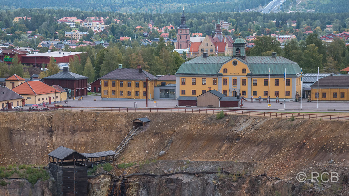 Blick auf das Grubenmuseum und die Stadt Falun dahinter
