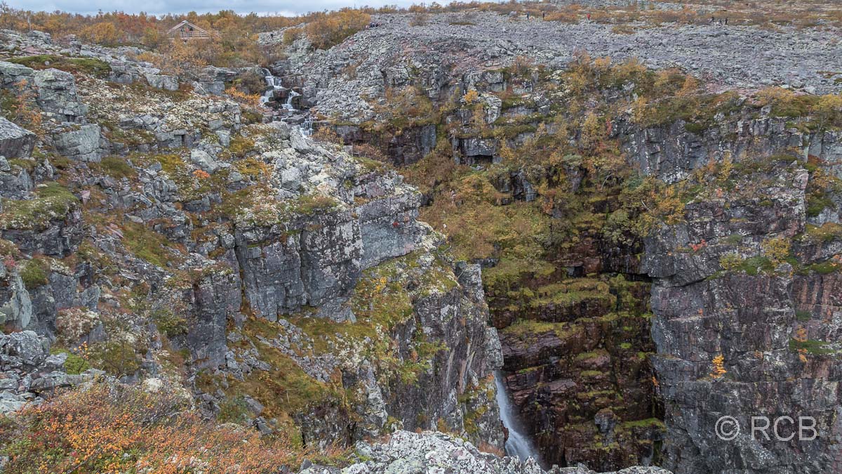 Abbruchkante des Wasserfalls Njupeskär