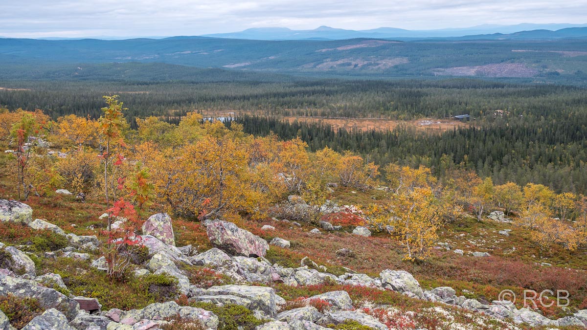 Blick von der Kante des Fjälls über das Besucherzentrum des Nationalparks Richtung Norden nach Härjedalen
