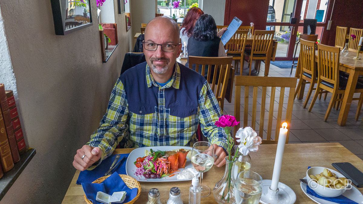 Abendessen mit geräuchertem Lachs in der Brasserie an den Schleusen von Håverud