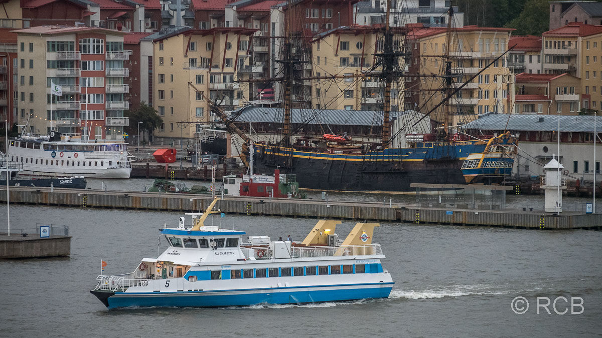 Linienfähre und Segelboot im Hafen von Göteborg
