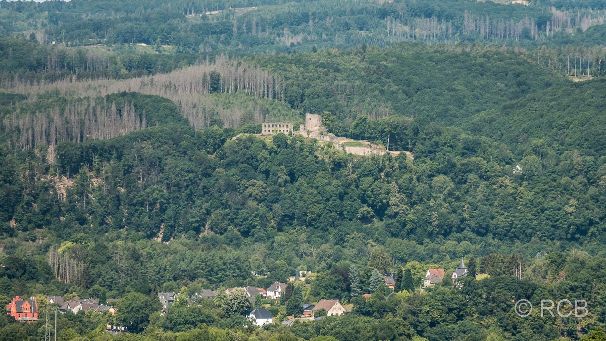 Blick vom Aussichtspunkt Alter Stuhl zur Burgruine Windeck