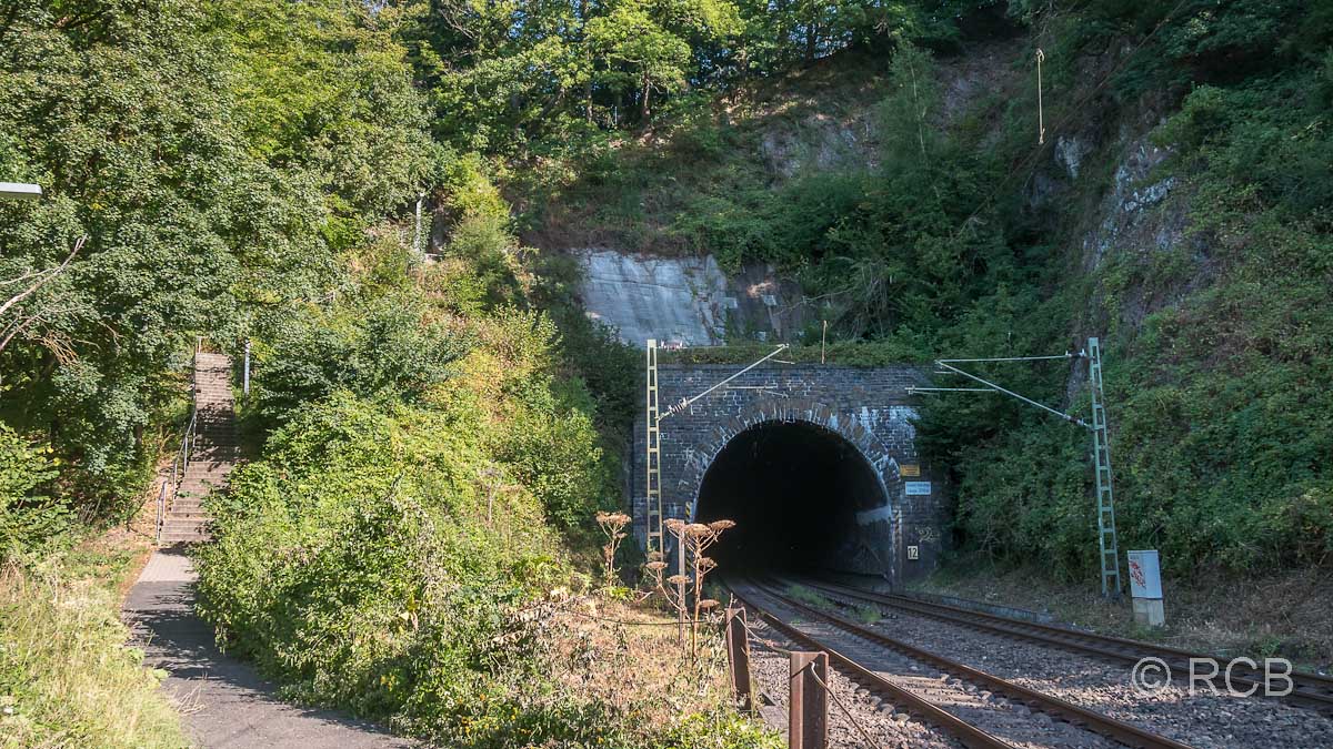 Wanderweg und Eisenbahntunnel