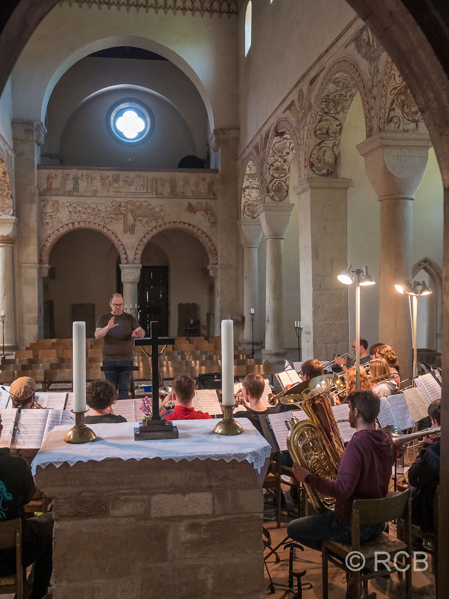 Orchesterprobe im Kirchenschiff