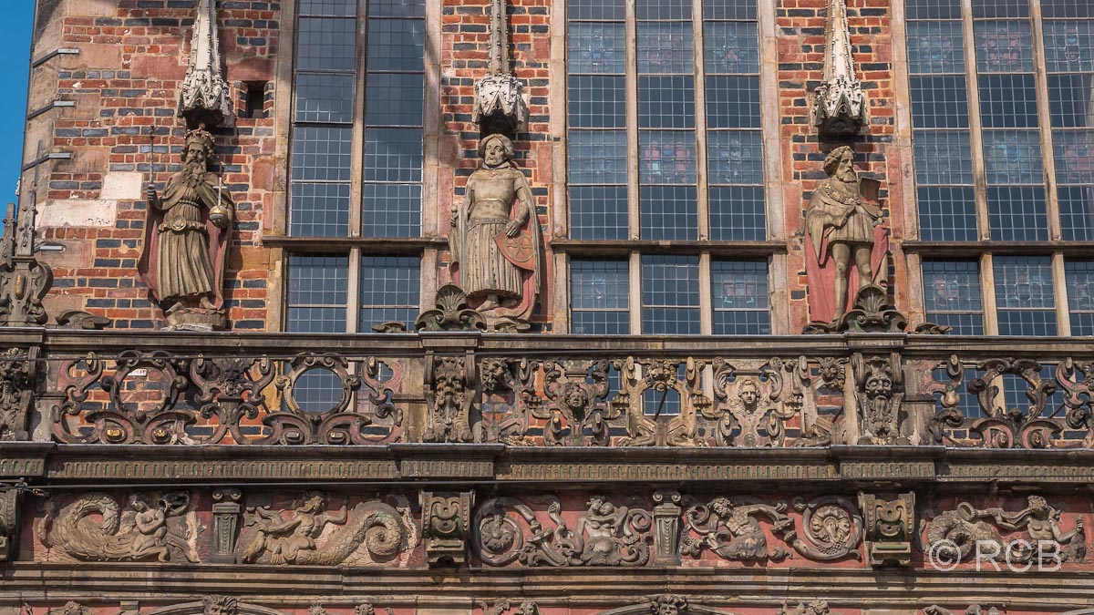 Rathaus, Figuren des Kaisers (links) und zweier Kurfürsten an der Fassade