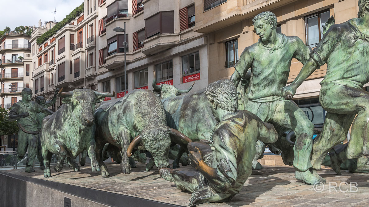 Denkmal für die jährliche Stierhatz durch die Gassen der Stadt Pamplona