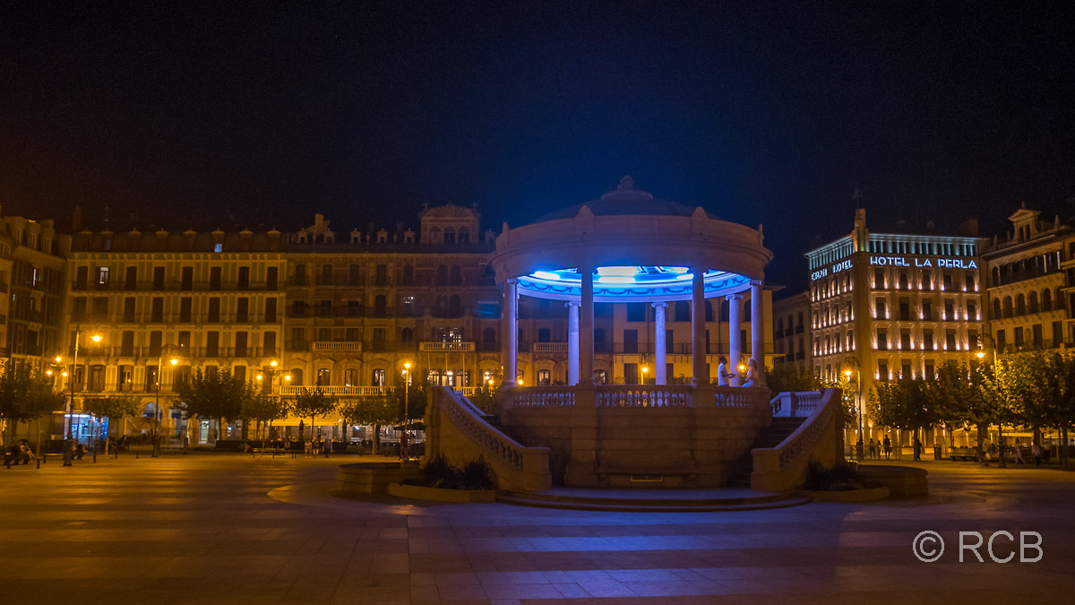 Plaza del Castillo mit zentralem Pavillon am Abend