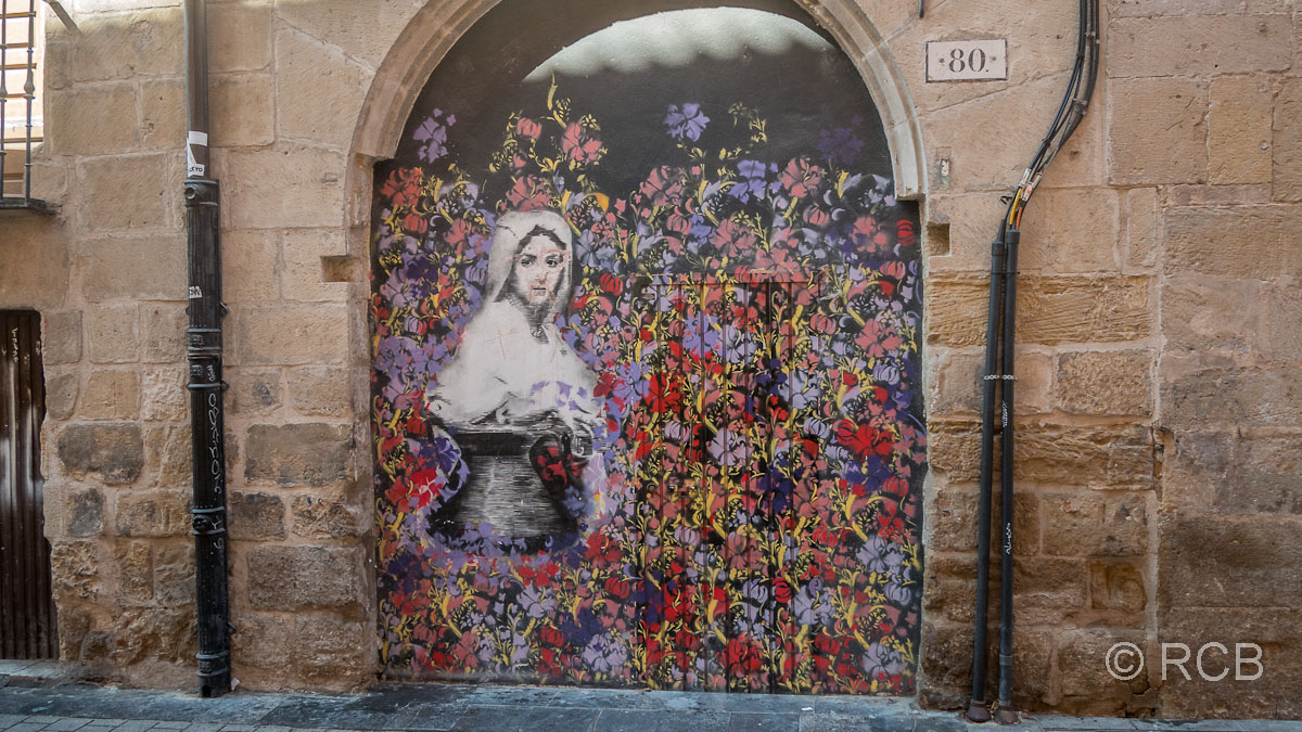 Wandmalerei einer Frau mit Blumen