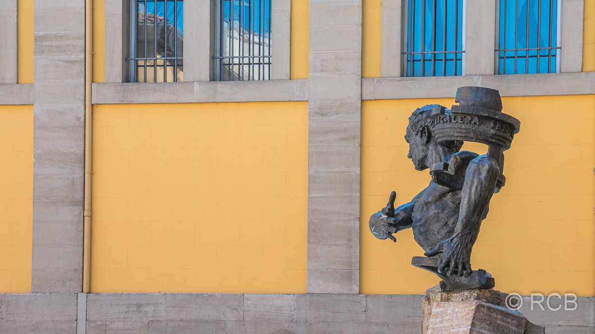 Logroño, Denkmal eines Mannes mit Kamin in seinem Arm
