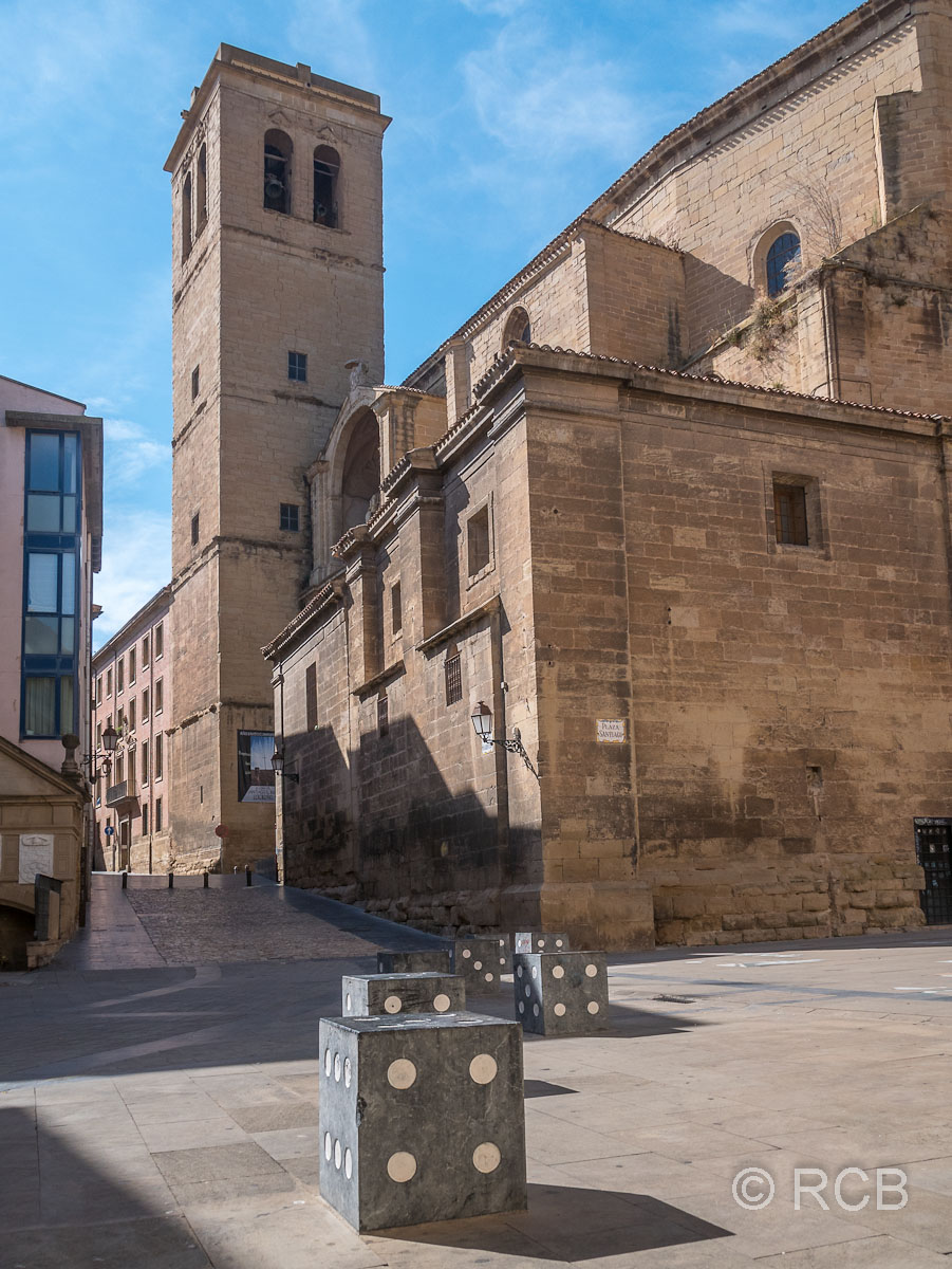 Logroño, Kirche Santiago el Real, im Vordergrund die überdimensionalen Würfel eines alten Pilgerspiels, des "Gansspiels"