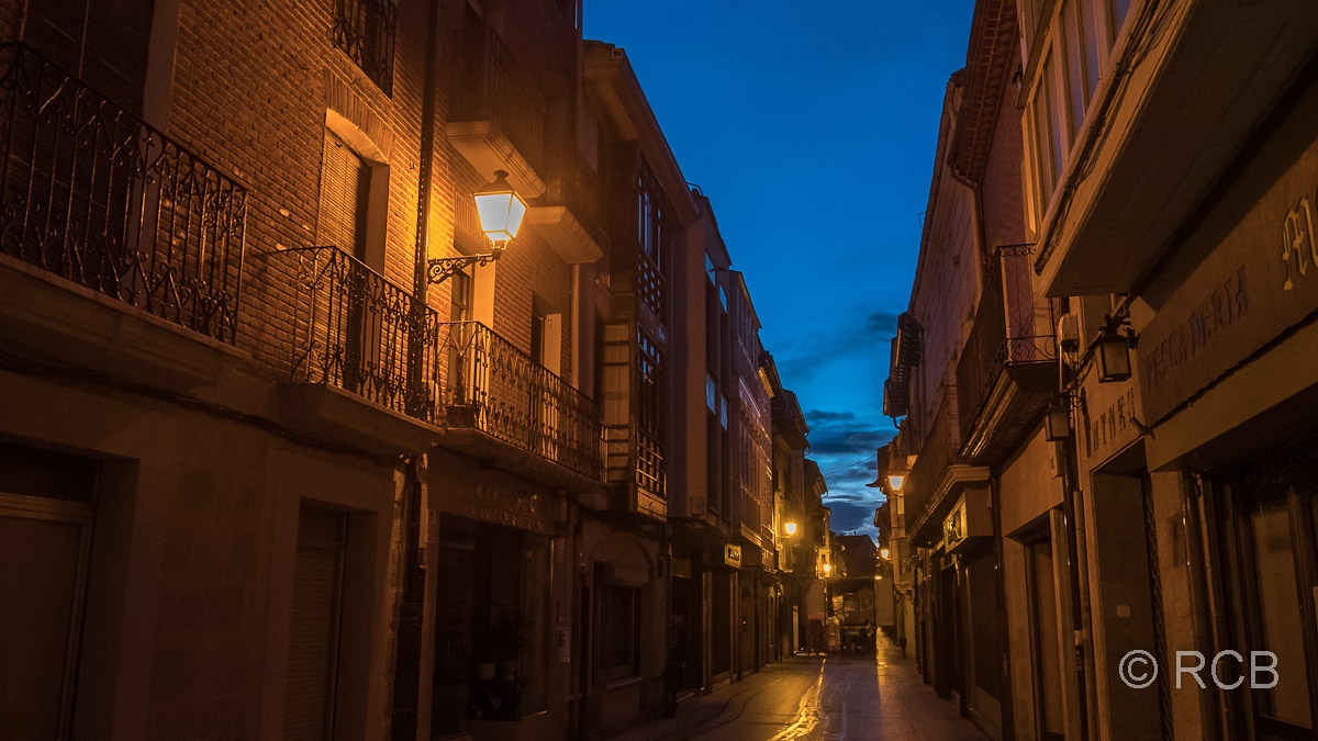 Gasse in der Altstadt von Santo Domingo de la Calzada am Abend