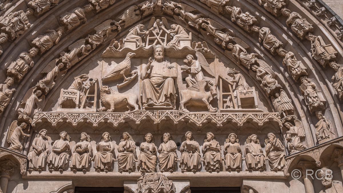 Tympanon des Sarmental-Portals an der Kathedrale