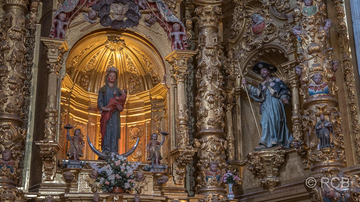 Castrojeriz, Hochaltar mit den Standbildern der Santa Maria del Manzano und des Jakobus als Pilger