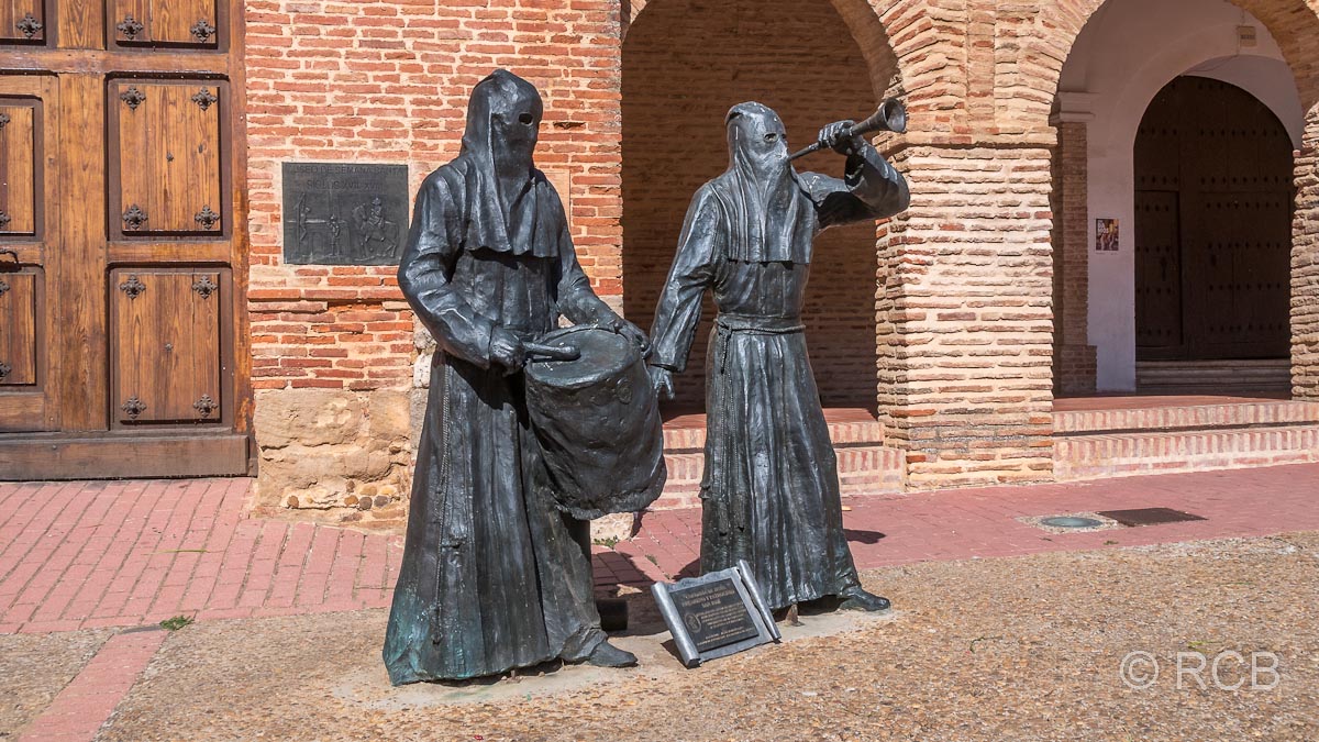 Sahagún, Denkmal zweier Mitglieder einer Brüderschaft (Cofradía) in der Karwoche (Semana Santa)