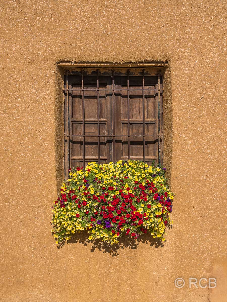Lehmhaus mit Blumenschmuck
