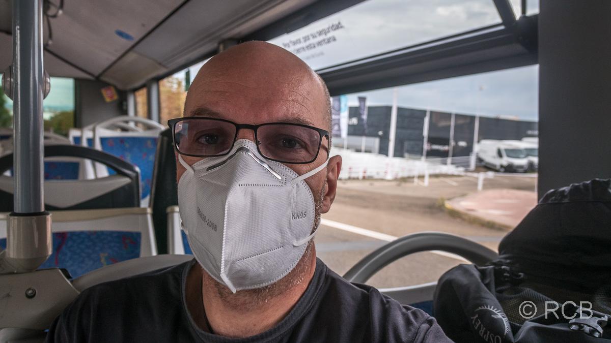 Mann mit Maske im Bus