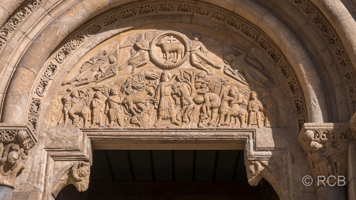 Tympanon mit Darstellung des Lamm Gottes am Eingang zur Kirche San Isidro