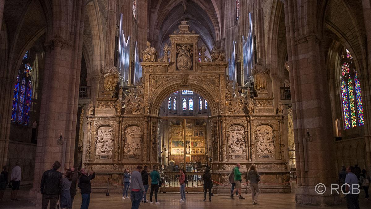 Renaissance-Portal im Hauptschiff der Kathedrale