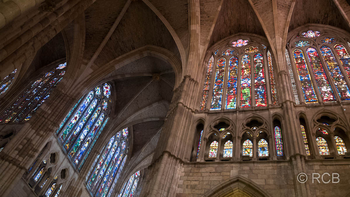 Glasfenster erhellen die Kathedrale.
