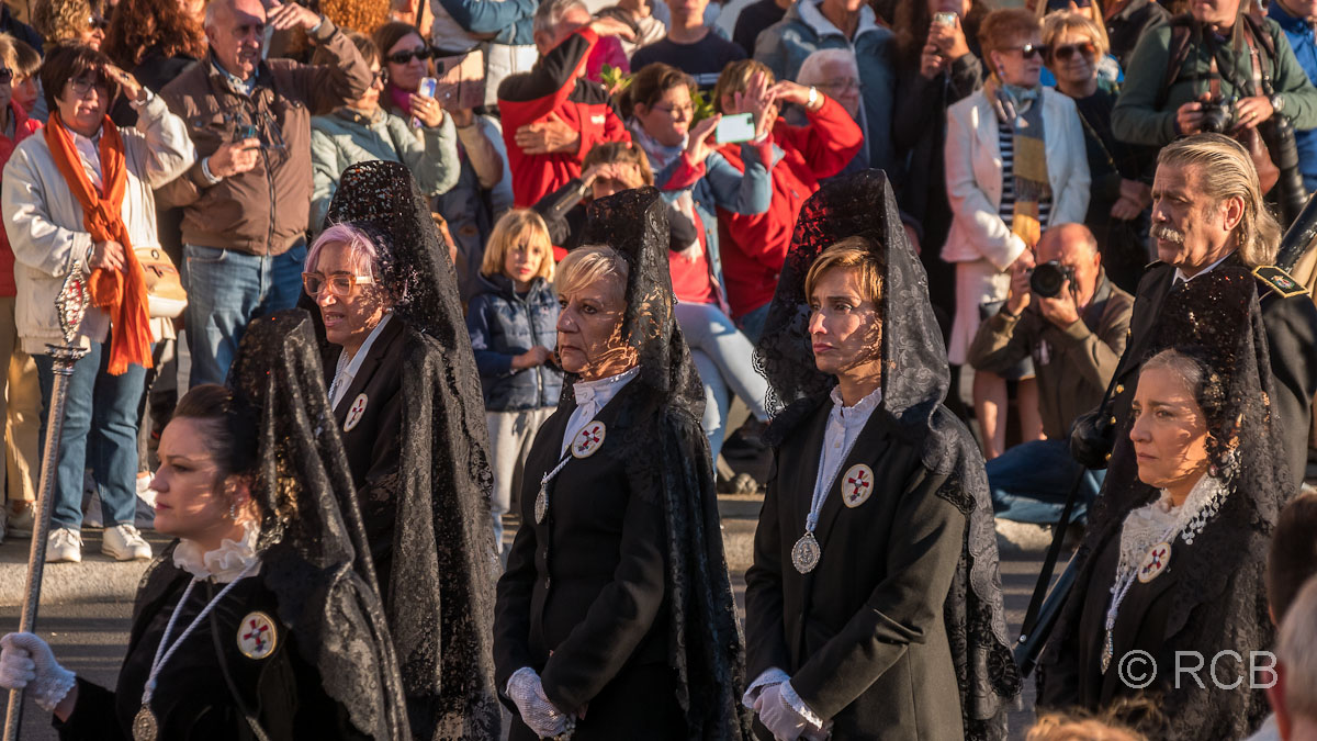 "schwarze Witwen" in der Prozession